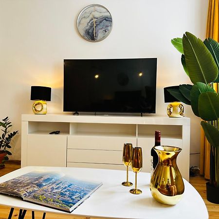 Luxury 4-Bedroom Apartment In Centre - Self-Check In & Fast Wifi วอร์ซอ ภายนอก รูปภาพ