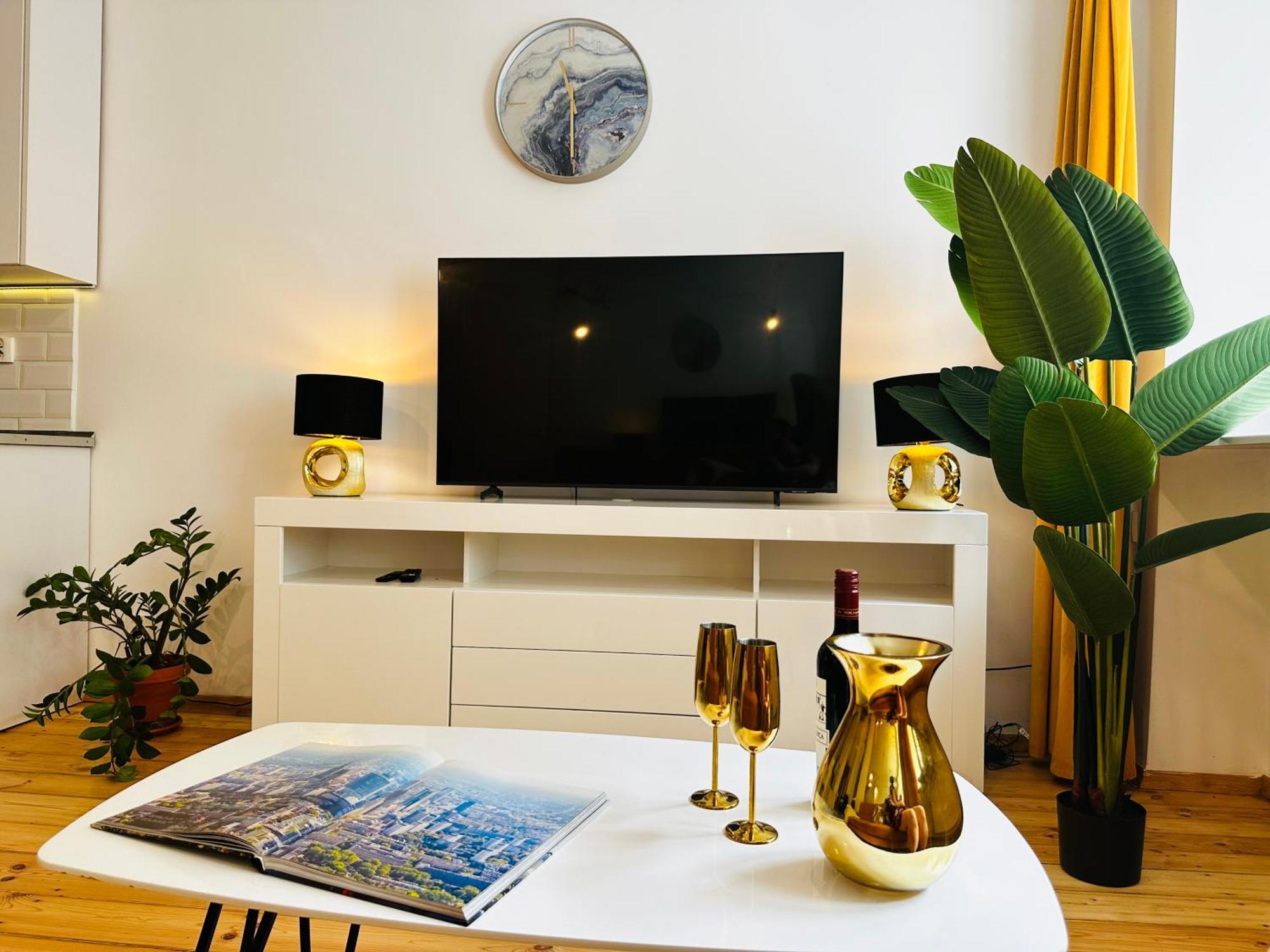 Luxury 4-Bedroom Apartment In Centre - Self-Check In & Fast Wifi วอร์ซอ ภายนอก รูปภาพ
